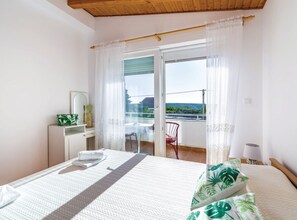 6 bedrooms, iron/ironing board, WiFi, bed sheets