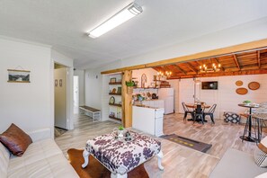Fernseher, Bücher, Arbeitsbereiche