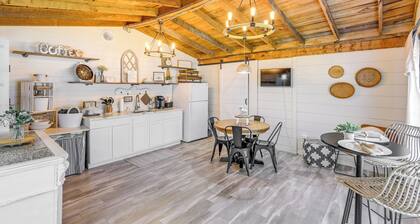 Quaint Greenbrier Apartment < 24 Mi to Nashville