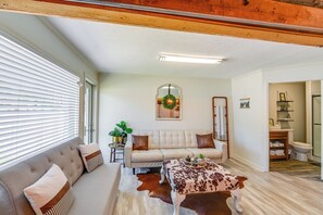 TV, books, offices - Quaint Greenbrier Apartment < 24 Mi to Nashville (Greenbrier)