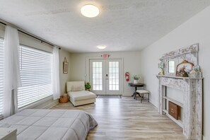 1 bedroom, iron/ironing board, WiFi, bed sheets - Quaint Greenbrier Apartment < 24 Mi to Nashville (Greenbrier)