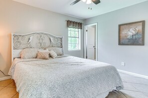 3 bedrooms, desk, iron/ironing board, travel cot - Pace Family Home: 1 Mi to Beach & Park! (Pace)