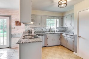 Fridge, microwave, oven, stovetop - Pace Family Home: 1 Mi to Beach & Park! (Pace)