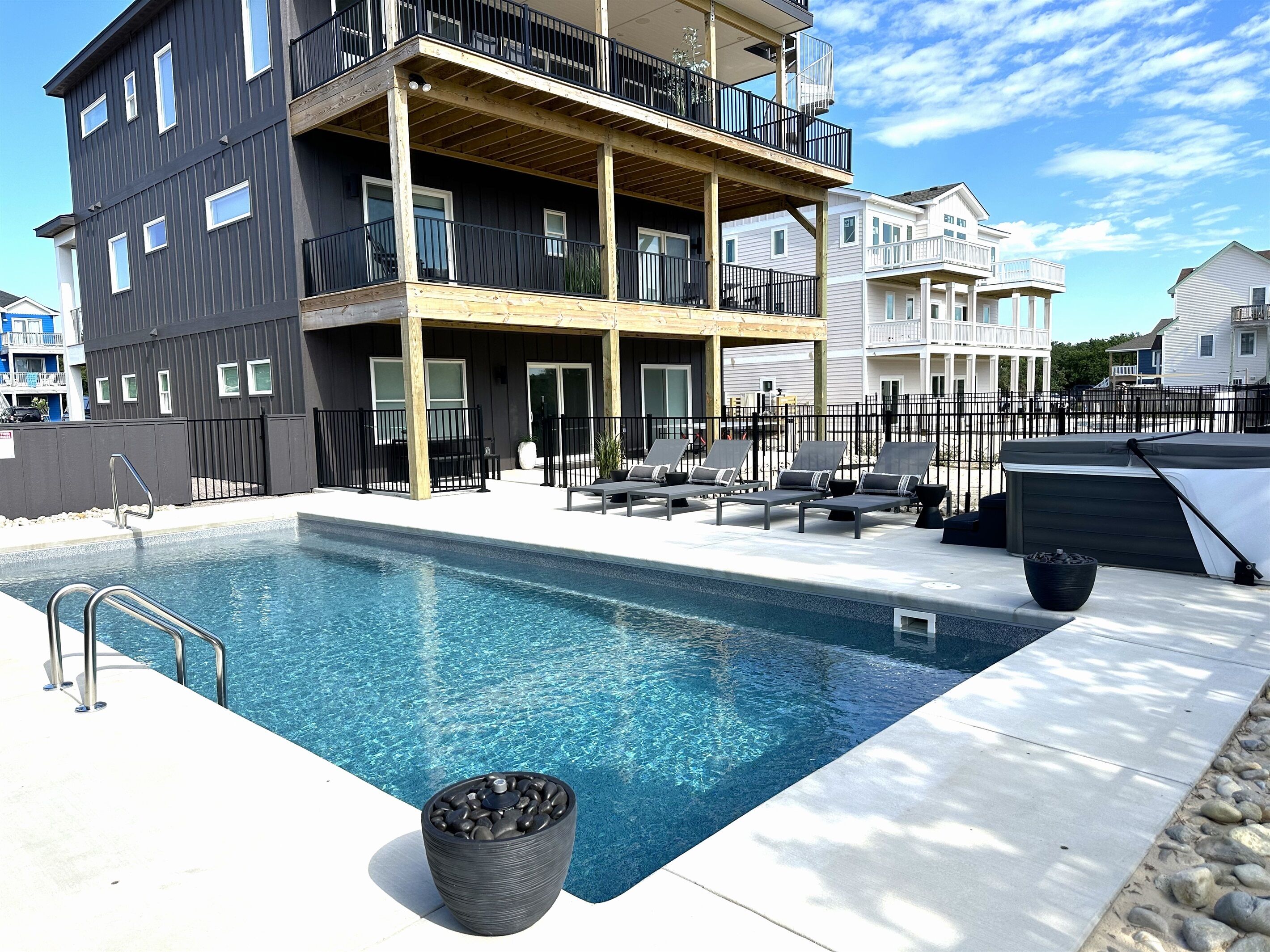 Greyson's Getaway -*Luxury*, Ocean Views, Walk to beach, Elevator, Fire Pit, 7BR