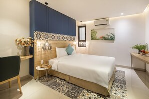 Une chambre moderne avec un lit, une table de chevet et un espace bureau.