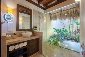 Luxury Villa, Multiple Bedrooms, Patio, Garden View | Bathroom | Shower, hair dryer, towels, soap - Villa Tayrona (Bucerías)