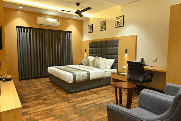 Family Double Room | Desk, laptop workspace, soundproofing, free WiFi