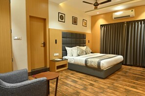 مكتب ومساحة عمل للكمبيوتر المحمول وتجهيزات عازلة للصوت وواي فاي مجانًا