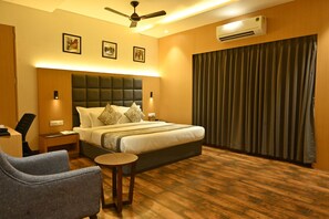 Desk, laptop workspace, soundproofing, free WiFi - The Royal Residency (Katihar)