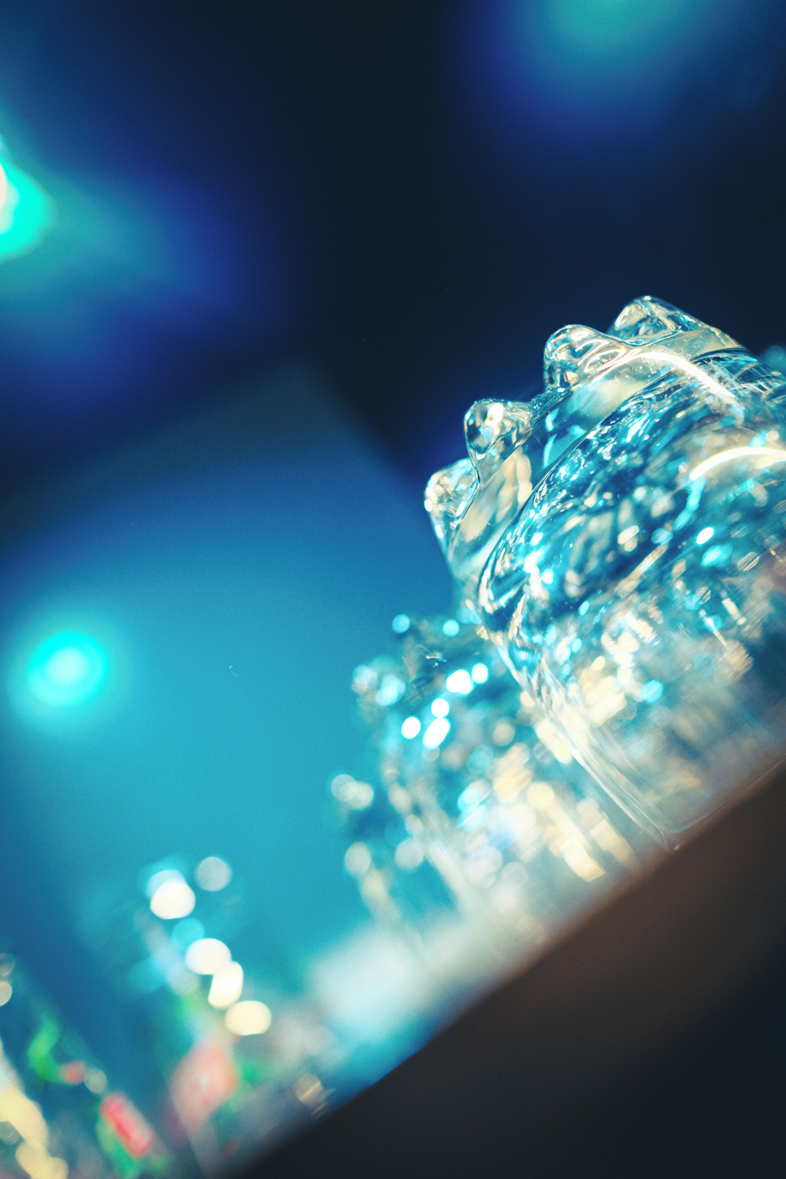 Un gros plan d’un objet en verre transparent, à la texture particulière et à la surface réfléchissante.