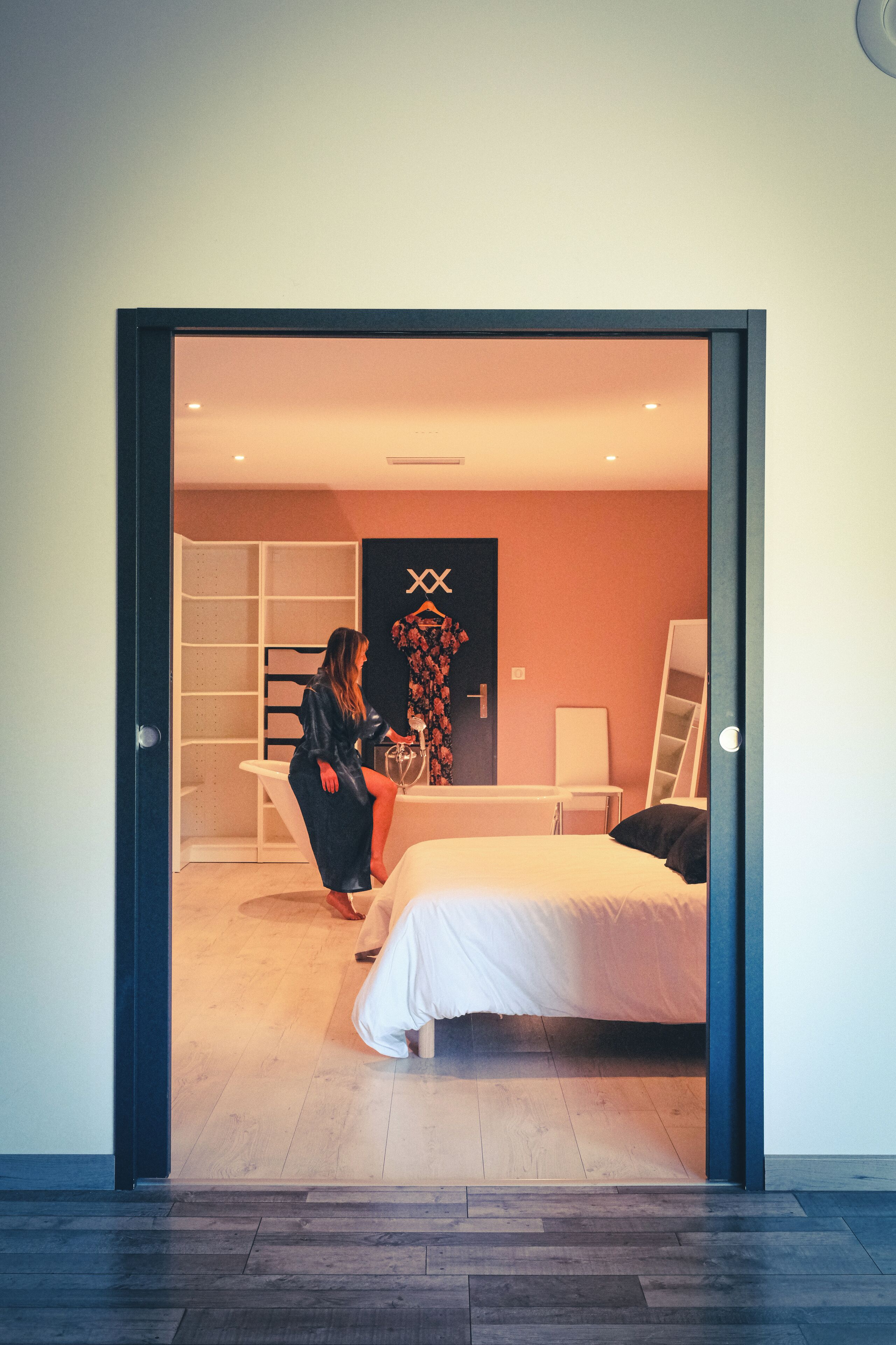Un dormitorio moderno con una cama, una silla y un armario.