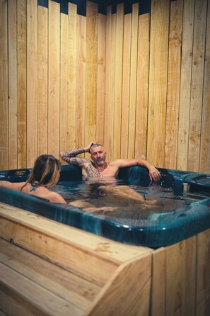 Interior - Domaine Lac Des Pins, Salle de Réception, Bar, Spa, Bain Nordique, Chambres (Mornac)