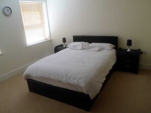 1 Schlafzimmer, BĂŒgeleisen/BĂŒgelbrett, WLAN, BettwĂ€sche
