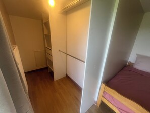 3 bedrooms, iron/ironing board, travel cot, Internet