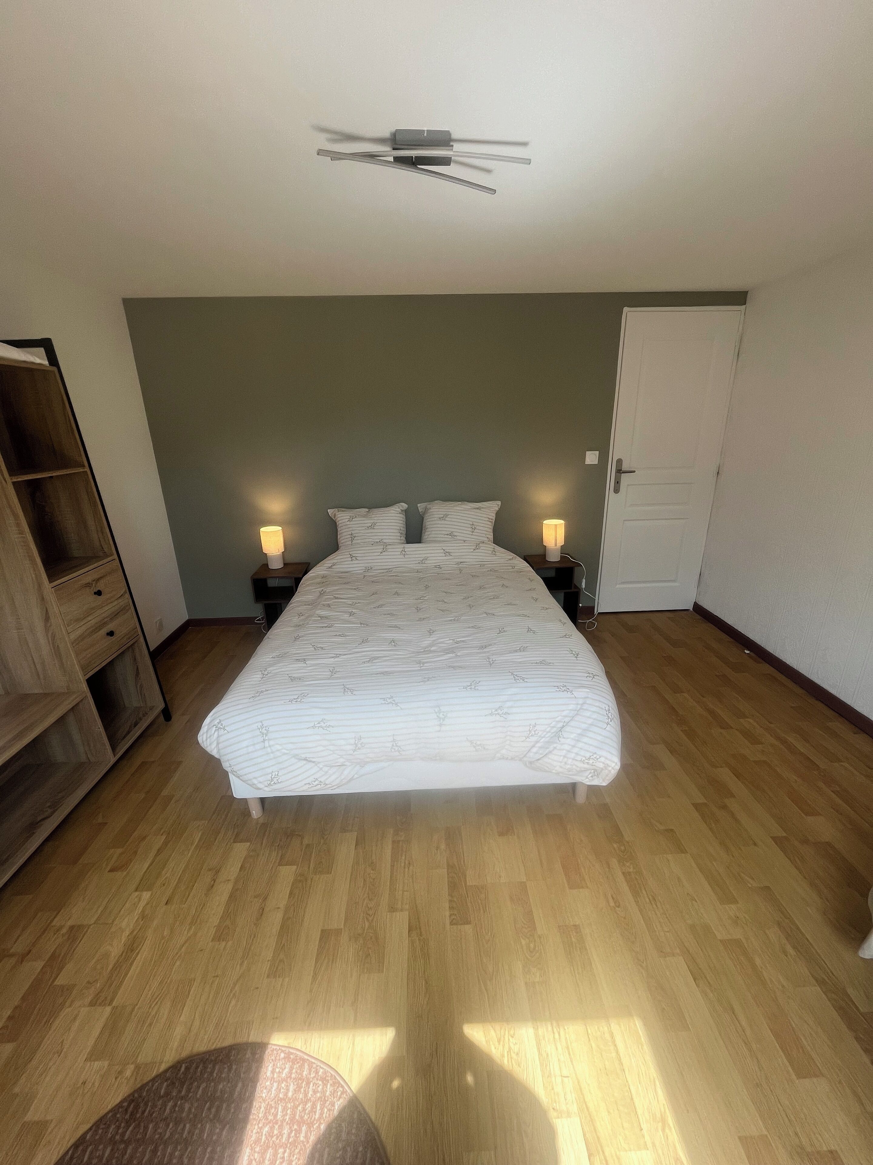 3 habitaciones, tabla de planchar con plancha, cuna de viaje y internet 