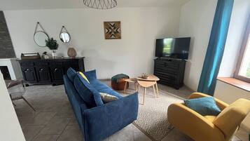 Smart TV, livros, aparelho de som