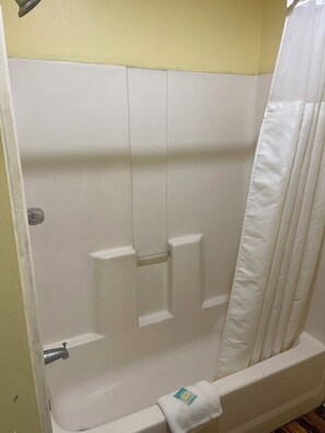 Regendusche, Handtücher, Seife, Shampoo