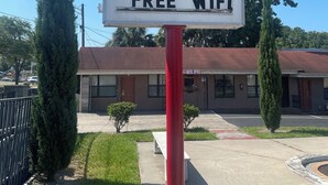 A sign for Economy Inn advertising staynsave free wifi. - Economy Inn San Marco (Jacksonville)