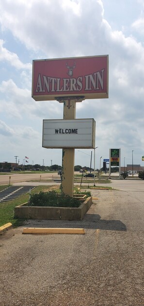 Exterior - Antler's Inn (Cuero)