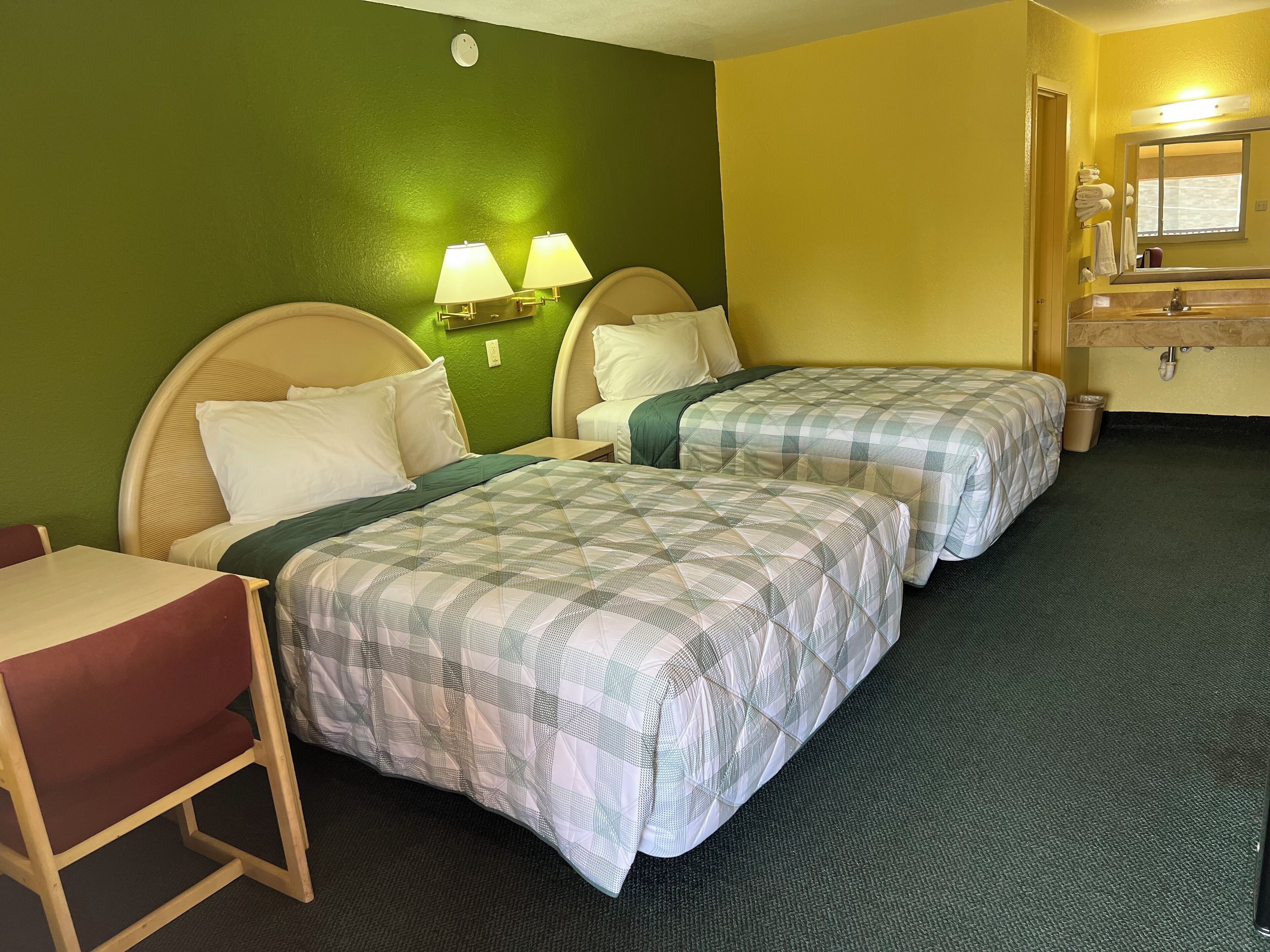 Habitación estándar, 2 camas matrimoniales, para no fumadores | Ropa de cama 