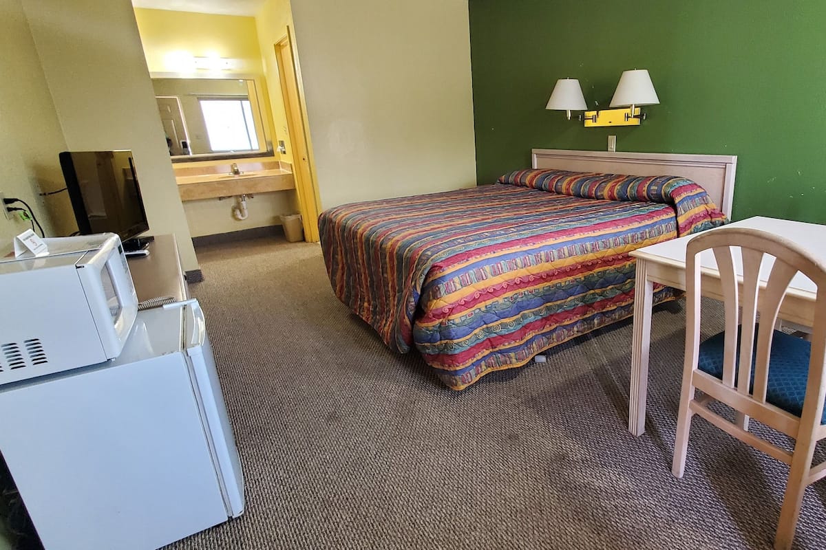 Standard Room, 1 King Bed, Non Smoking | Bed sheets