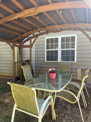 Outdoor dining - Delightful Atlanta family- sized apt. Sleeps 6 & pet friendly. (Atlanta)