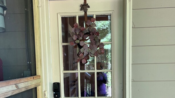 A white door with a glass panel and a decorative wreath. - Delightful Atlanta family- sized apt. Sleeps 6 & pet friendly. (Atlanta)