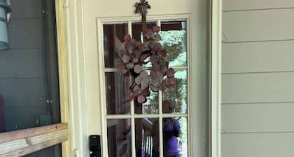 Delightful Atlanta family- sized apt. Sleeps 6 & pet friendly.