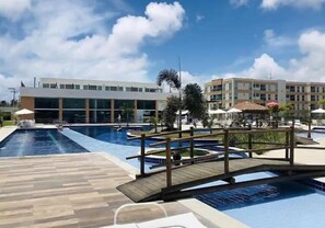 Outdoor pool, pool umbrellas, pool loungers - Muro Alto Cond. Clube Porto de Galinhas (Ipojuca)