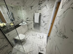 Departamento | Baño | Regadera y toallas
