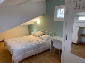 4 bedrooms, in-room safe, iron/ironing board, travel cot