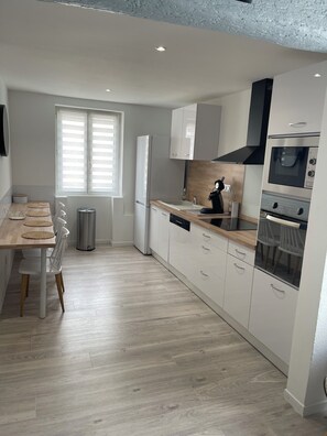 Fridge, microwave, oven, stovetop - Bel Appartement Cosy Proche de la Maison Carrée, Idéal Pour une Famille (Nîmes)