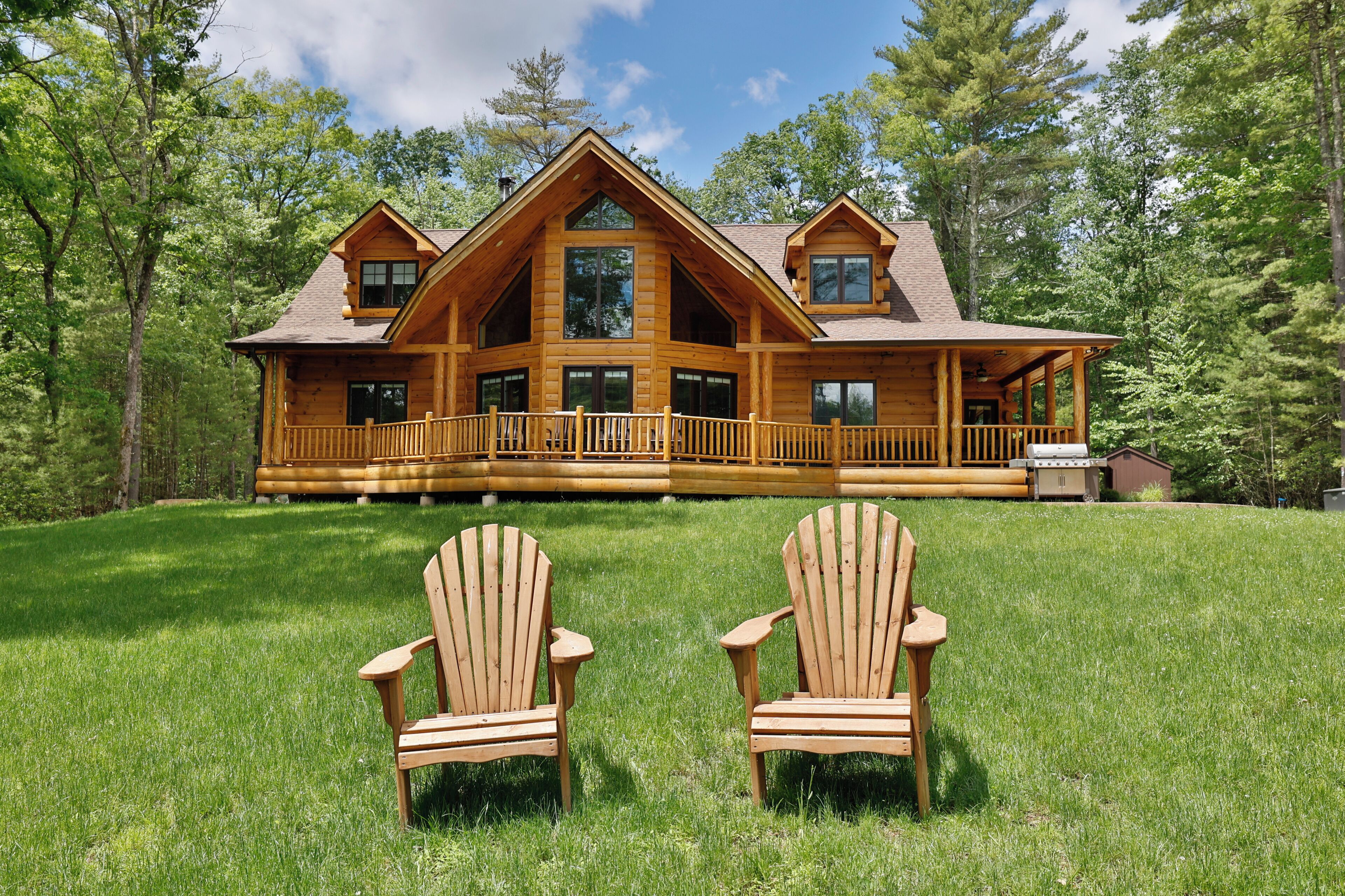 Spacious Cabin on Private Lake w/ kayaks, Luxury Amenities 
