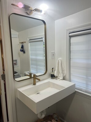 Ducha, secador de pelo, toallas, jabón