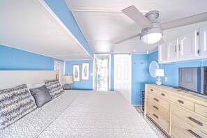2 bedrooms, Internet - 690 Seashell - King, Full/Twin bunkbeds - Includes Golf Cart & Wifi (Panama City Beach)