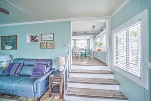 TV - 690 Seashell - King, Full/Twin bunkbeds - Includes Golf Cart & Wifi (Panama City Beach)