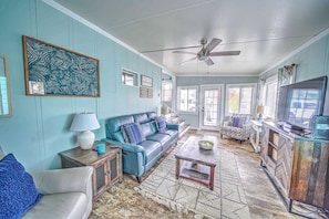 TV - 690 Seashell - King, Full/Twin bunkbeds - Includes Golf Cart & Wifi (Panama City Beach)