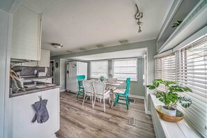 Stovetop, dishwasher - 690 Seashell - King, Full/Twin bunkbeds - Includes Golf Cart & Wifi (Panama City Beach)