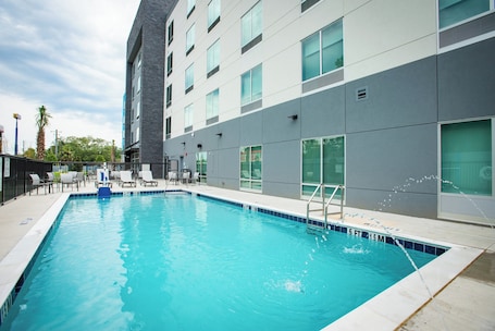 Outdoor pool. Holiday Inn Express & Suites Pensacola Airport North – I-10 by IHG