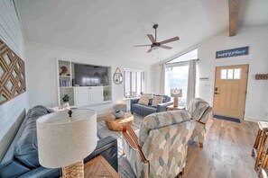 TV - 489 Marlin Dr. - Great 3 Bedroom with Golf Cart & Beach Chairs - King, King & Queen (Panama City Beach)