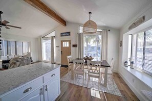 Dining - 489 Marlin Dr. - Great 3 Bedroom with Golf Cart & Beach Chairs - King, King & Queen (Panama City Beach)