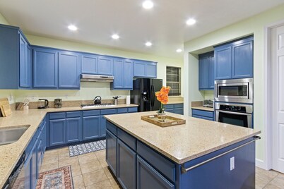 FUN 5BD SPACIOUS HOME—INDOOR MOVIE THEATRE, POOL TABLE, BBQ,, FIRE PIT, GAMES+