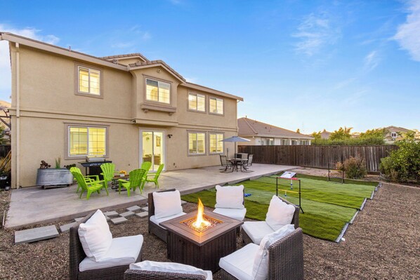 Outdoor dining - FUN 5BD SPACIOUS HOME—INDOOR MOVIE THEATRE, POOL TABLE, BBQ,, FIRE PIT, GAMES+ (Antioch)