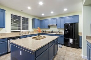 Fridge, microwave, oven, stovetop - FUN 5BD SPACIOUS HOME—INDOOR MOVIE THEATRE, POOL TABLE, BBQ,, FIRE PIT, GAMES+ (Antioch)