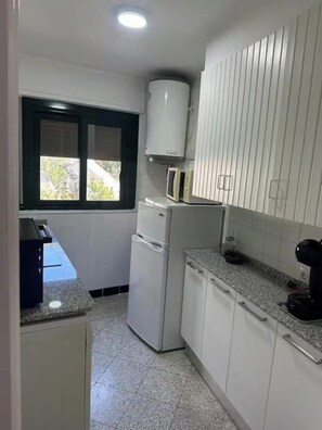 Frigorífico, microondas, horno y placa de cocina
