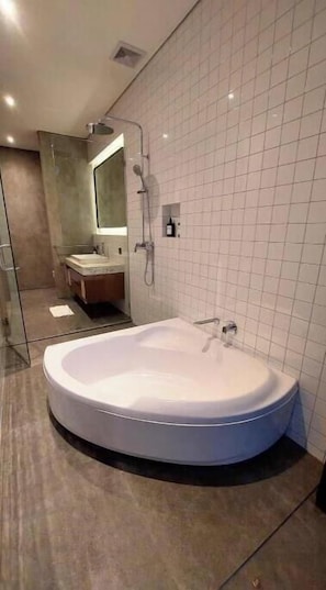 Serviettes fournies, savon, papier de toilette