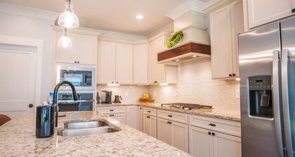 Mountain View Retreat, Sleeps 10, Luxe 3BR+ Near Downtown HSV