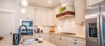 Mountain View Retreat, Sleeps 10, Luxe 3BR+ Near Downtown HSV