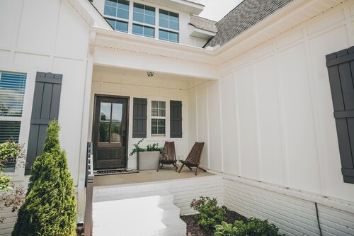 Mountain View Retreat, Sleeps 10, Luxe 3BR+ Near Downtown HSV