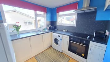 Chalet | Private kitchen | Fridge, microwave, oven, stovetop